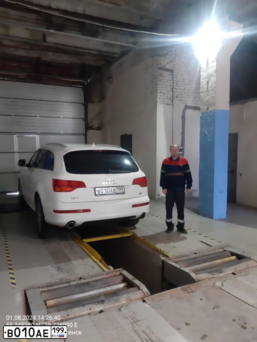 Фото автомобиля AUDI Q7, 2007 — госномер В010АЕ199. Цвет: Белый