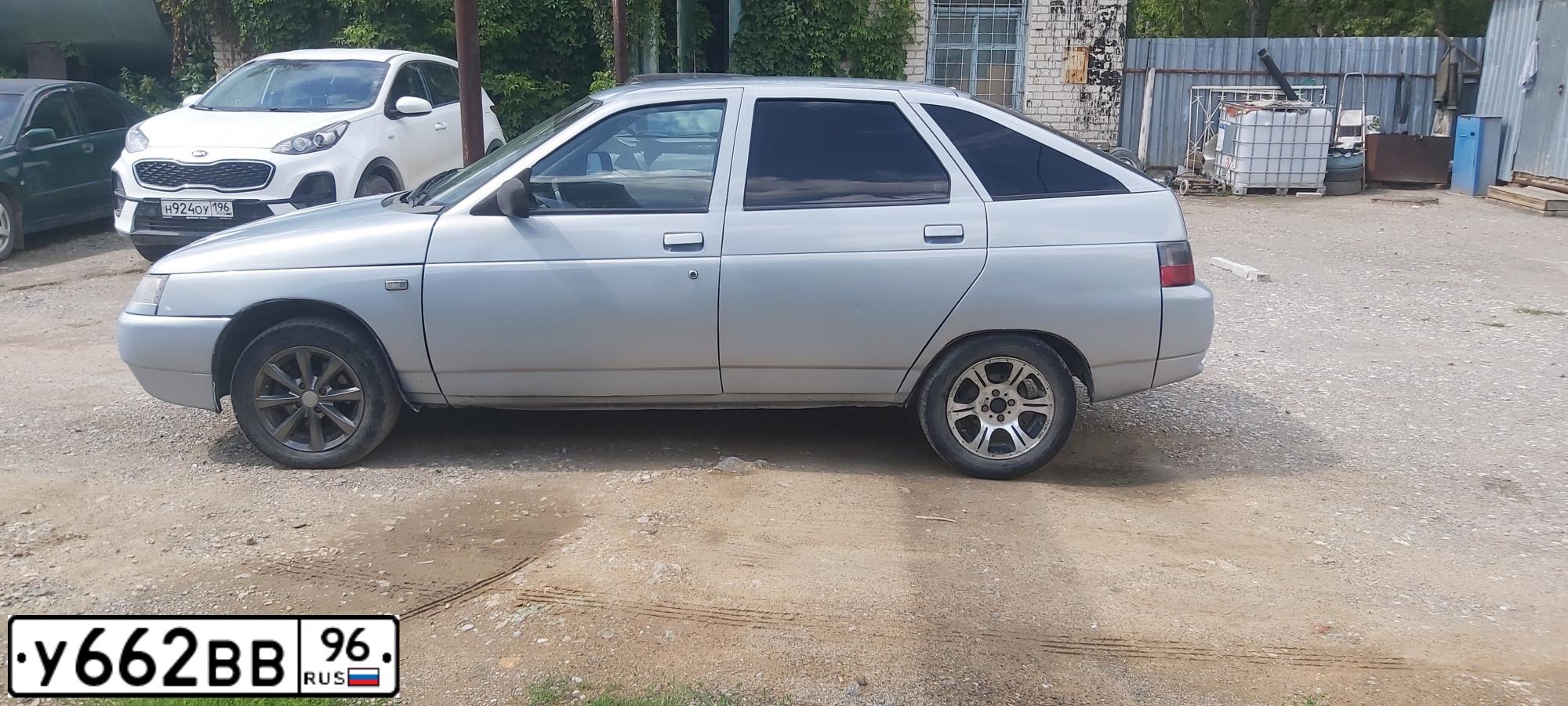 Фото автомобиля LADA 2112, 2002 — госномер С442ЕН196. Цвет: СЕРО-ГОЛУБОЙ