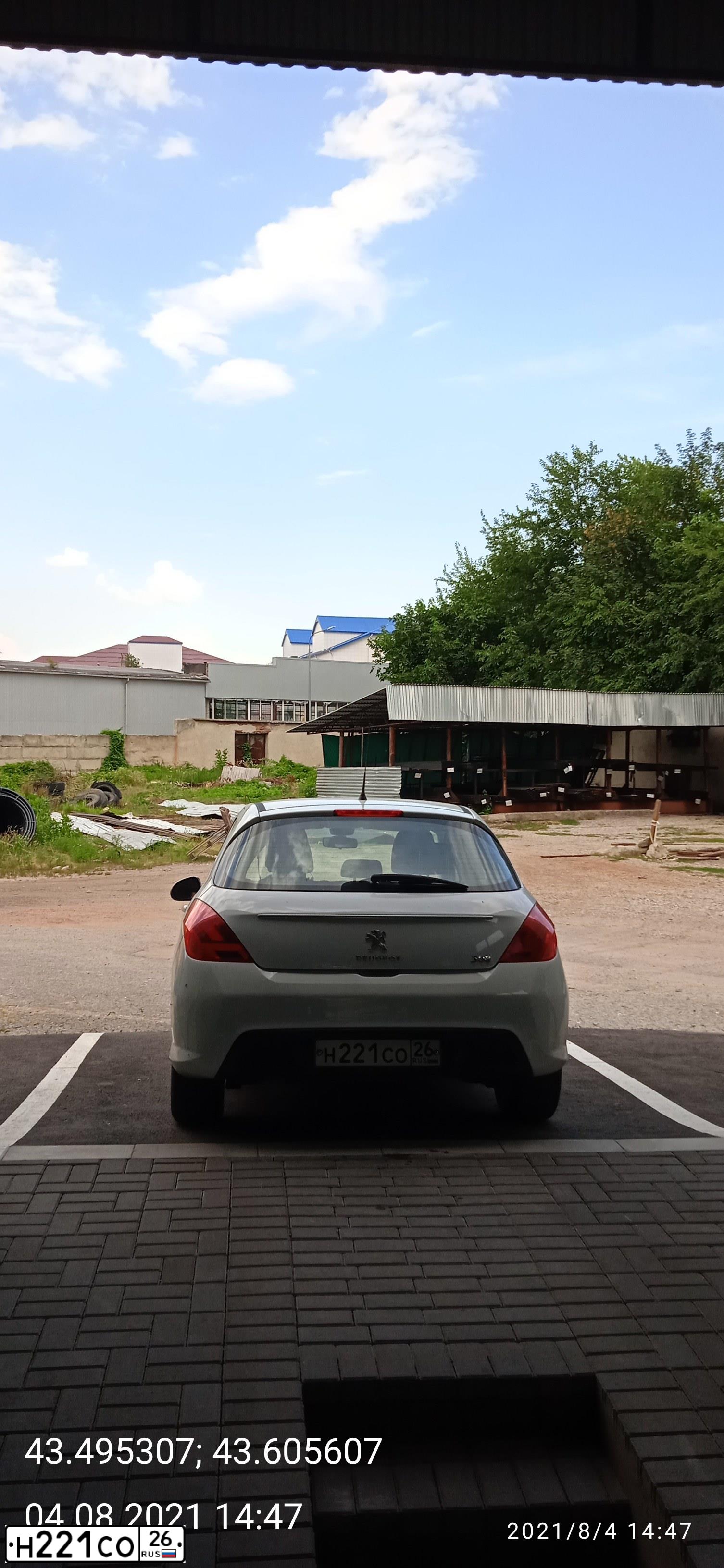 Фото автомобиля PEUGEOT 308, 2012 — госномер Н221СО26. Цвет: БЕЛЫЙ