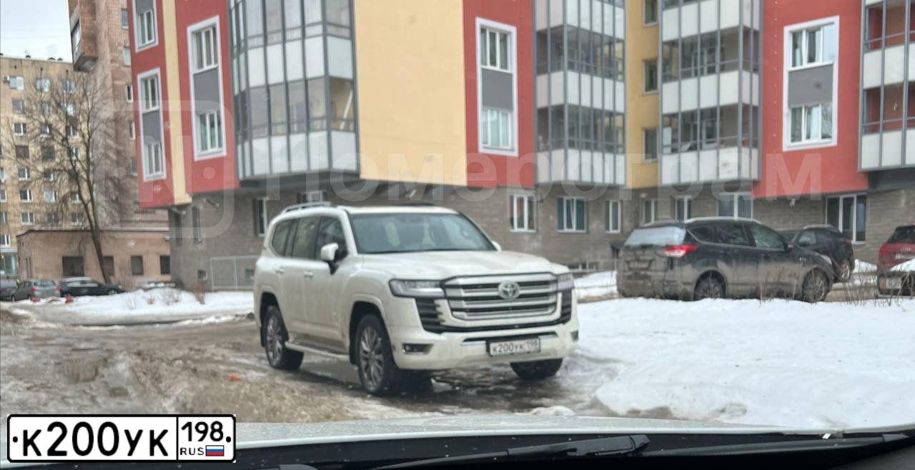 Фото автомобиля TOYOTA LAND CRUISER, 2021 — госномер К200УК198. Цвет: Белый