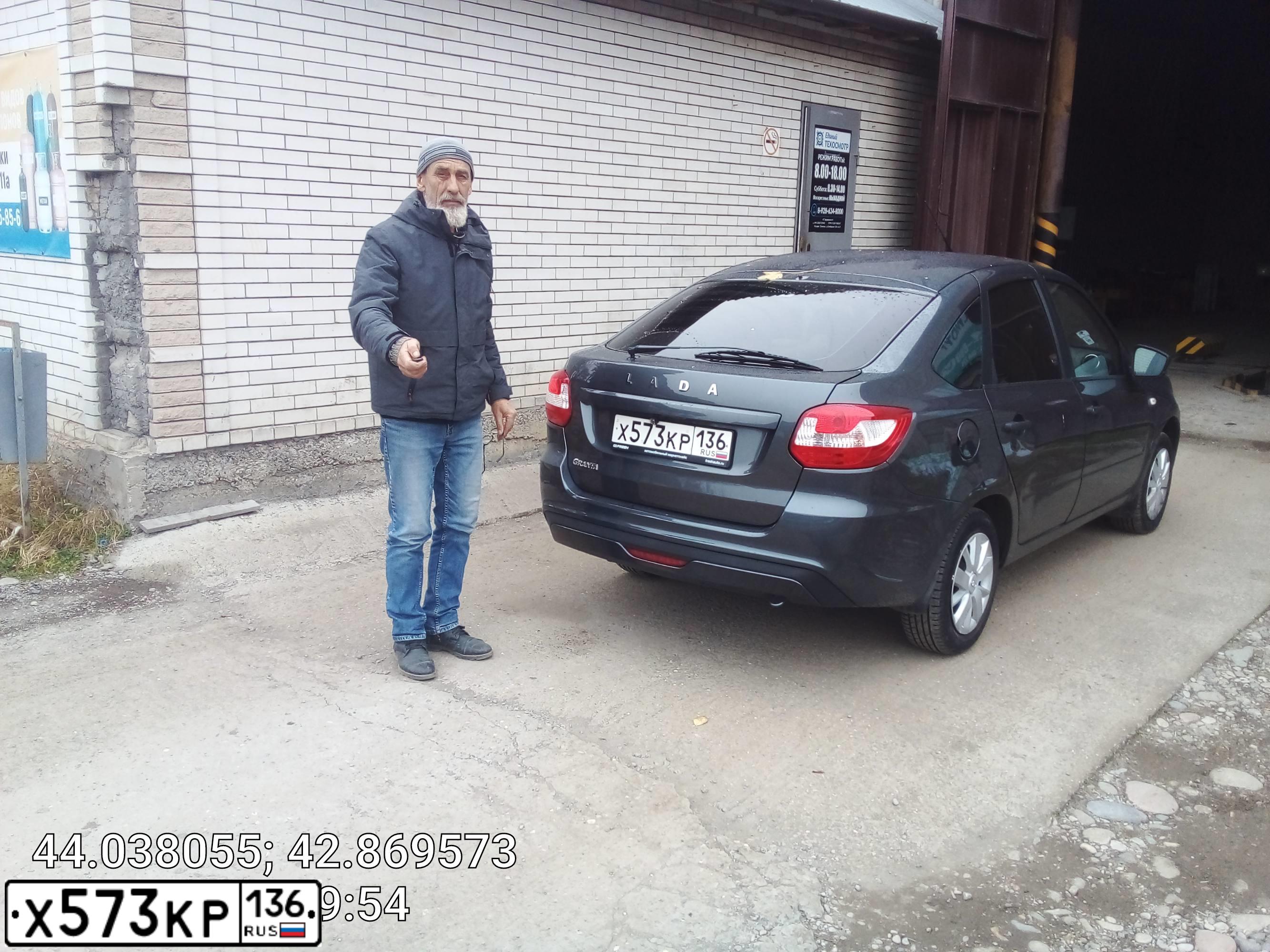 Фото автомобиля LADA GRANTA, 2018 — госномер Н930КМ126. Цвет: СЕРЕБРИСТО-ТЕМНО СЕРЫЙ