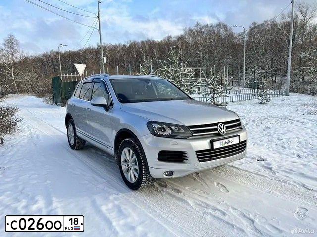 Фото автомобиля VOLKSWAGEN TOUAREG, 2010 — госномер Е111ВС64. Цвет: ЧЕРНЫЙ