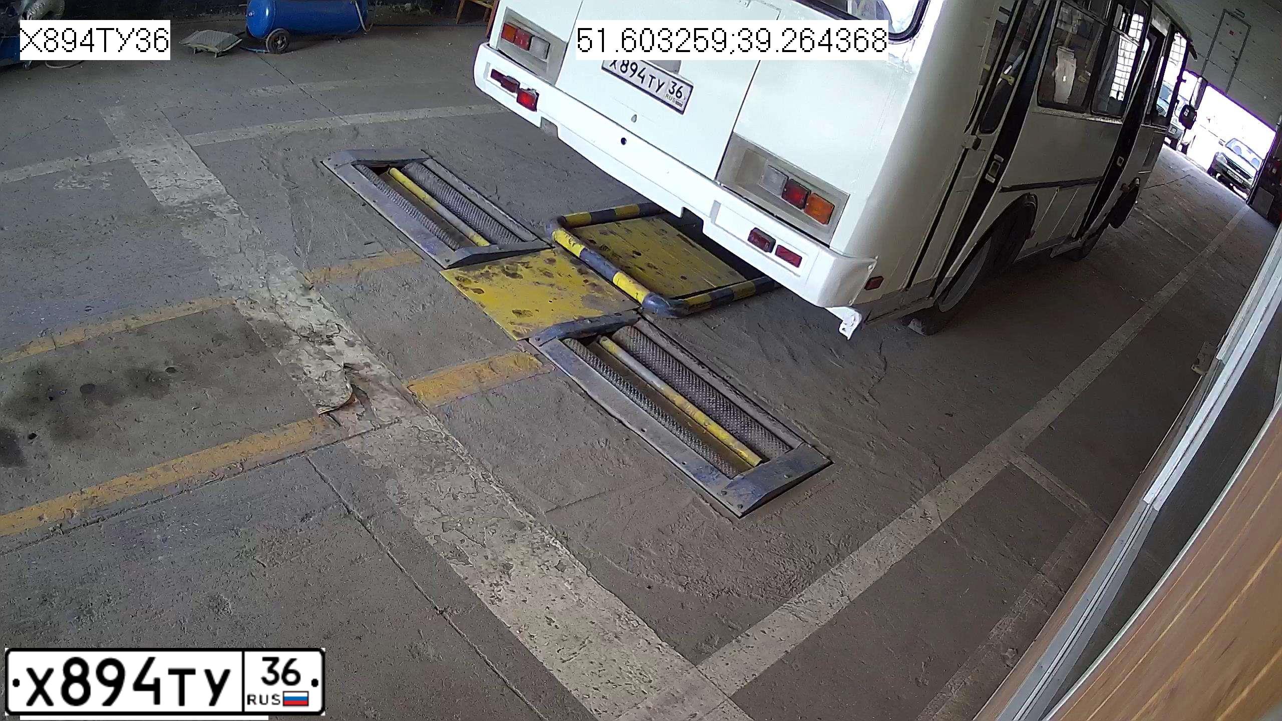 Фото автомобиля VOLKSWAGEN MULTIVAN, 2013 — госномер А988АА36. Цвет: СЕРЕБРИСТЫЙ