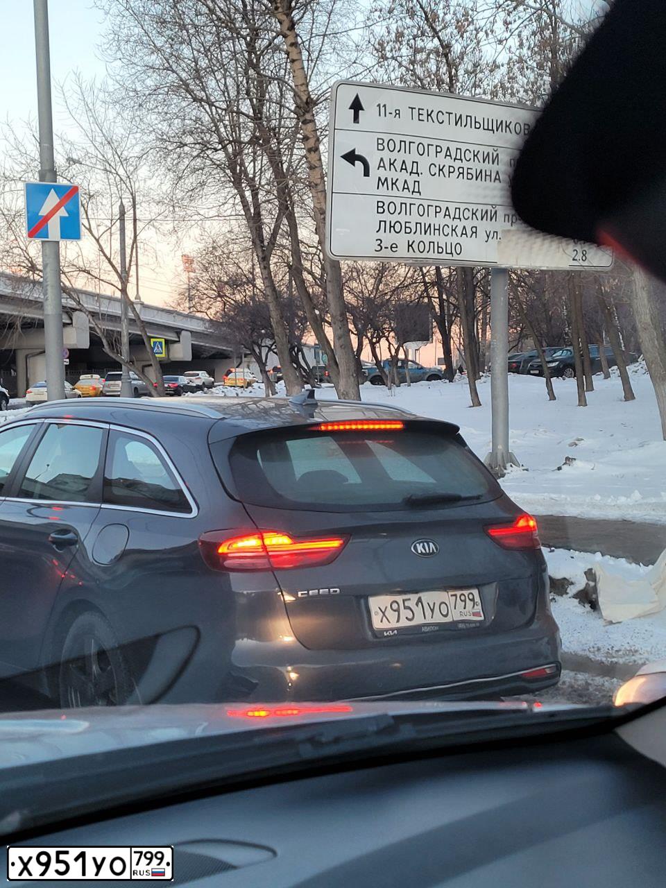 Фото автомобиля KIA CEED J7W5D261F, 2021 — госномер Х951УО799. Цвет: СЕРЫЙ