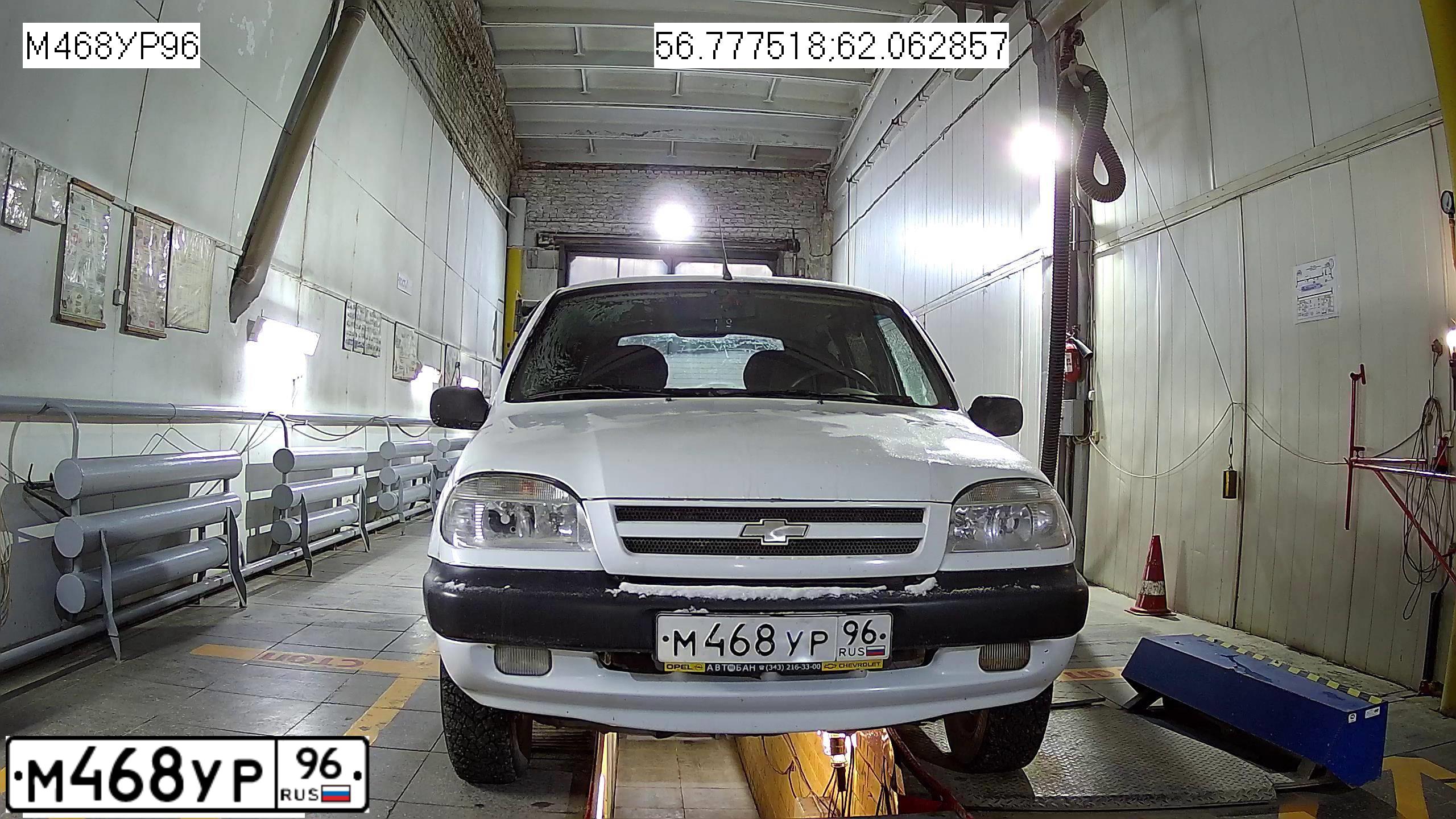 Фото автомобиля CHEVROLET NIVA, 2003 — госномер Р200ВР96. Цвет: БЕЛЫЙ