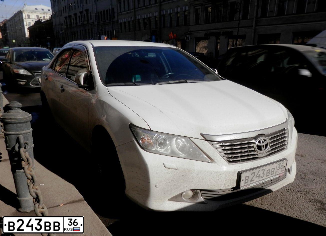 Фото автомобиля TOYOTA CAMRY, 2013 — госномер В243ВВ36. Цвет: Белый