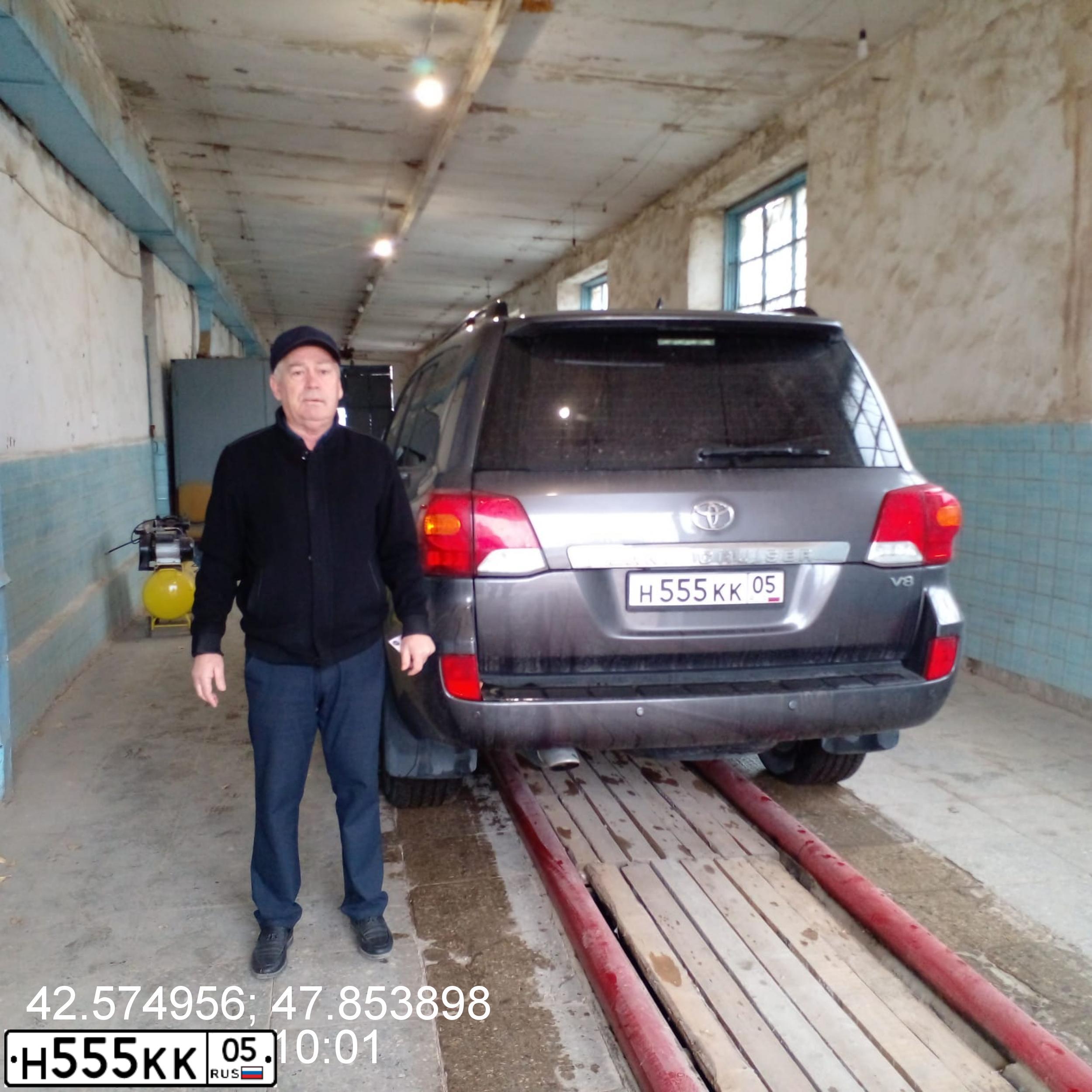 Фото автомобиля BMW 520I, 2008 — госномер Р963СН125. Цвет: ЧЕРНЫЙ