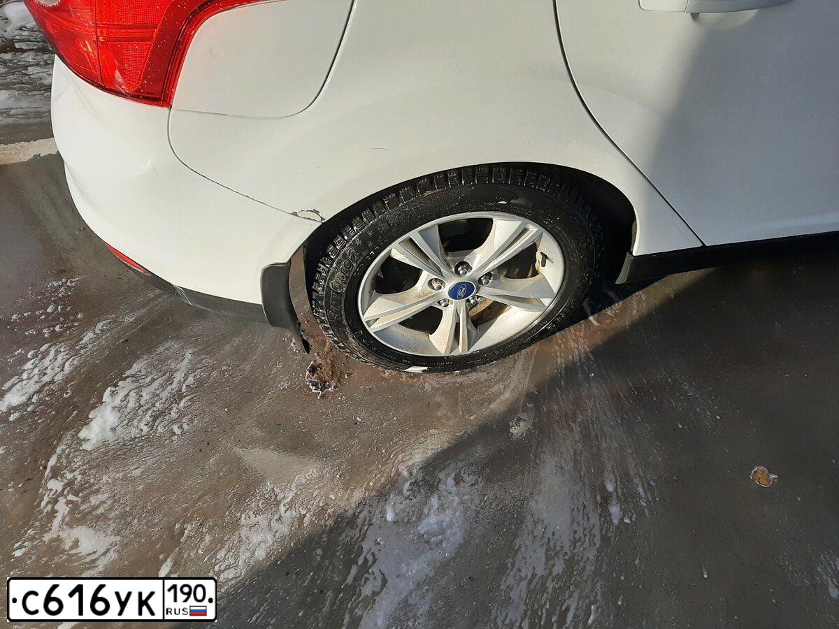 Фото автомобиля FORD FOCUS, 2012 — госномер М935ХР790. Цвет: Белый