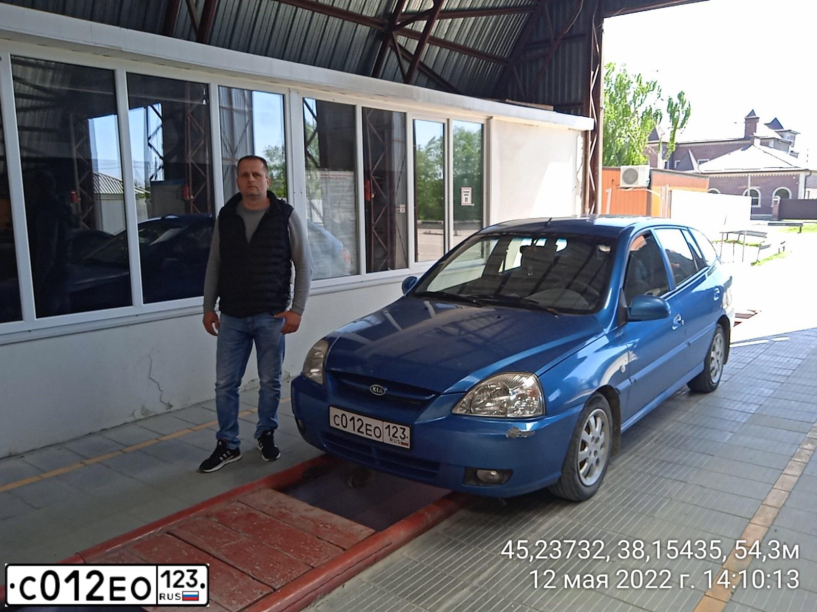 Фото автомобиля KIA RIO, 2003 — госномер К555ОС90. Цвет: синий