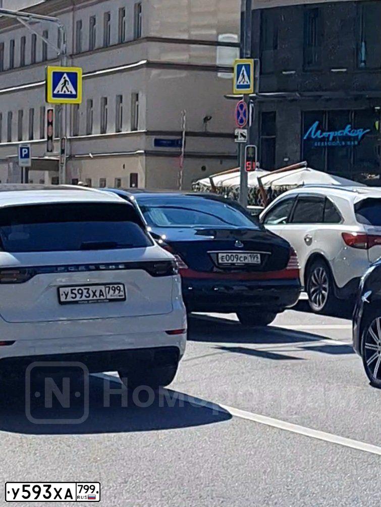 Фото автомобиля PORSCHE CAYENNE, 2019 — госномер У593ХА799. Цвет: Белый