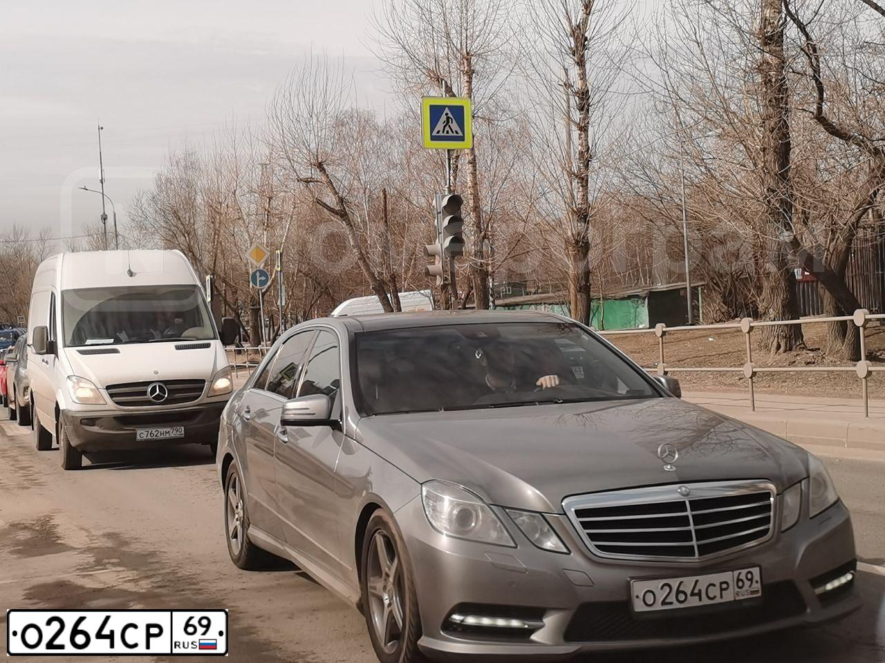 Фото автомобиля MERCEDES E-KLASSE, 2012 — госномер У446ТА790. Цвет: Серый
