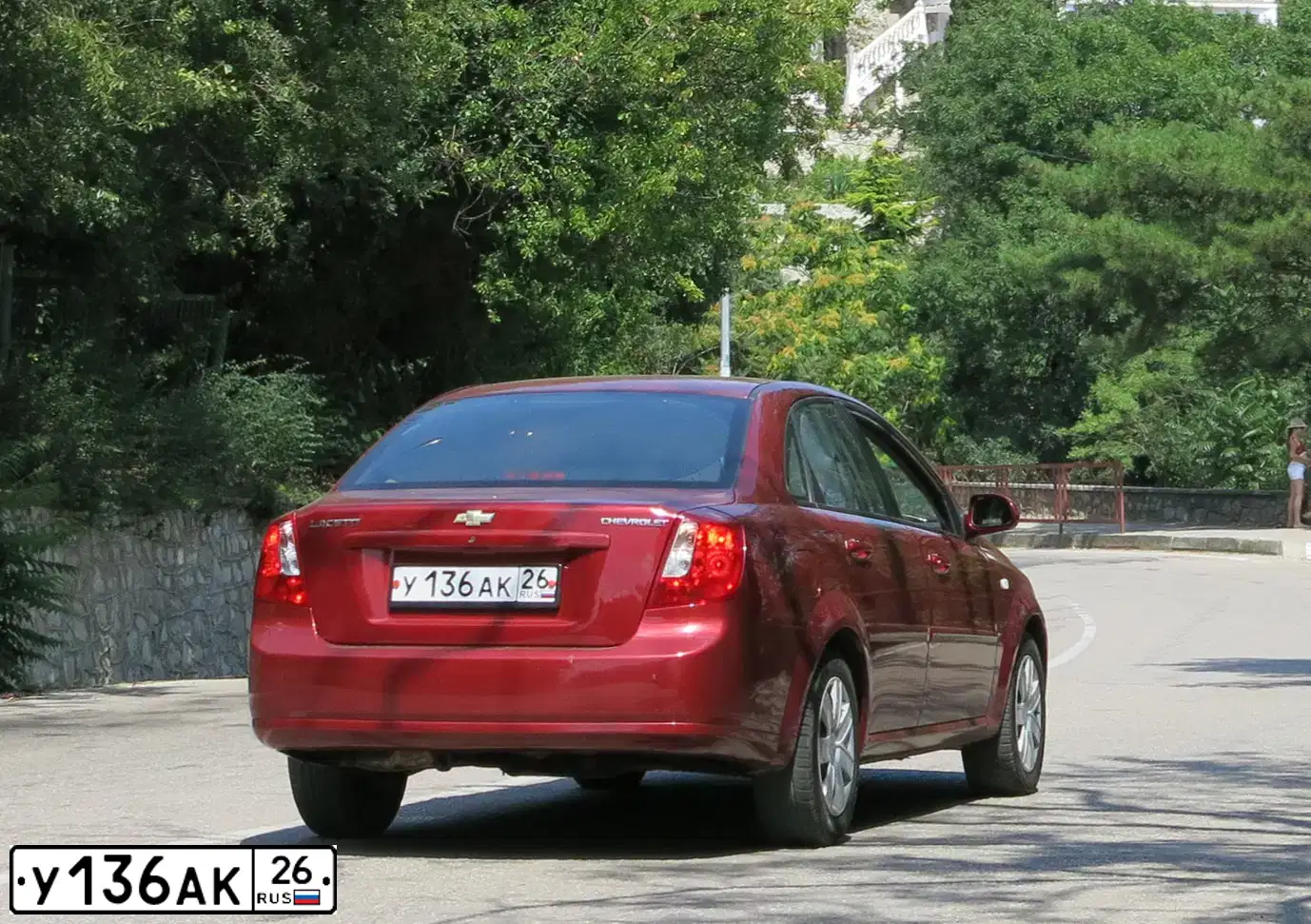 Фото автомобиля CHEVROLET LACETTI, 2008 — госномер У136АК26. Цвет: КРАСНЫЙ
