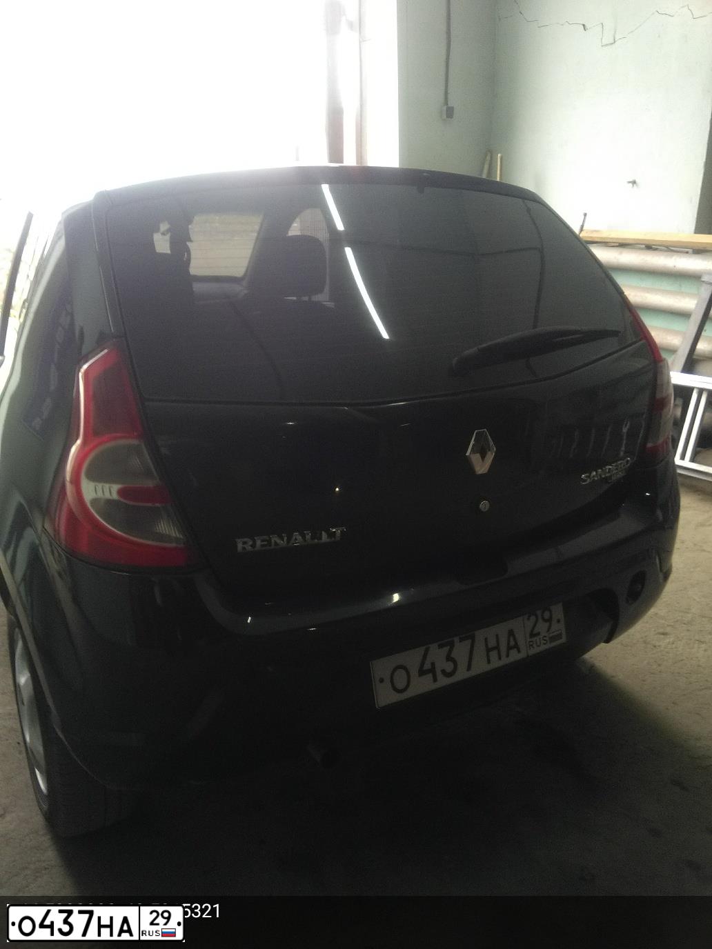 Фото автомобиля RENAULT SANDERO, 2011 — госномер О437НА29. Цвет: ЧЕРНЫЙ