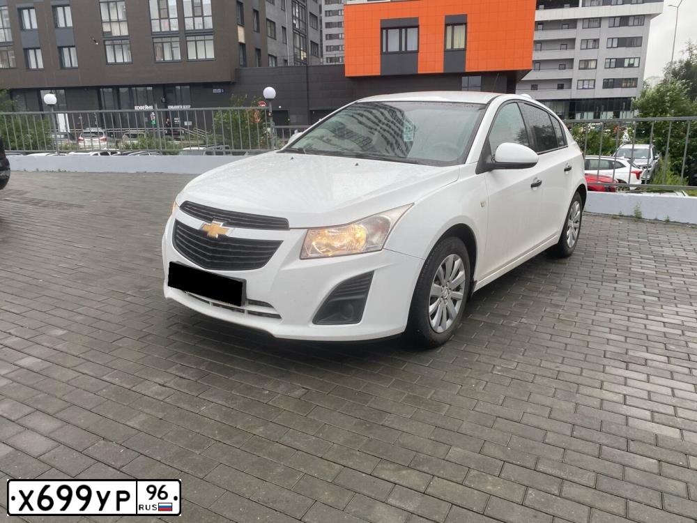 Фото автомобиля CHEVROLET CRUZE, 2013 — госномер Х699УР96. Цвет: Белый