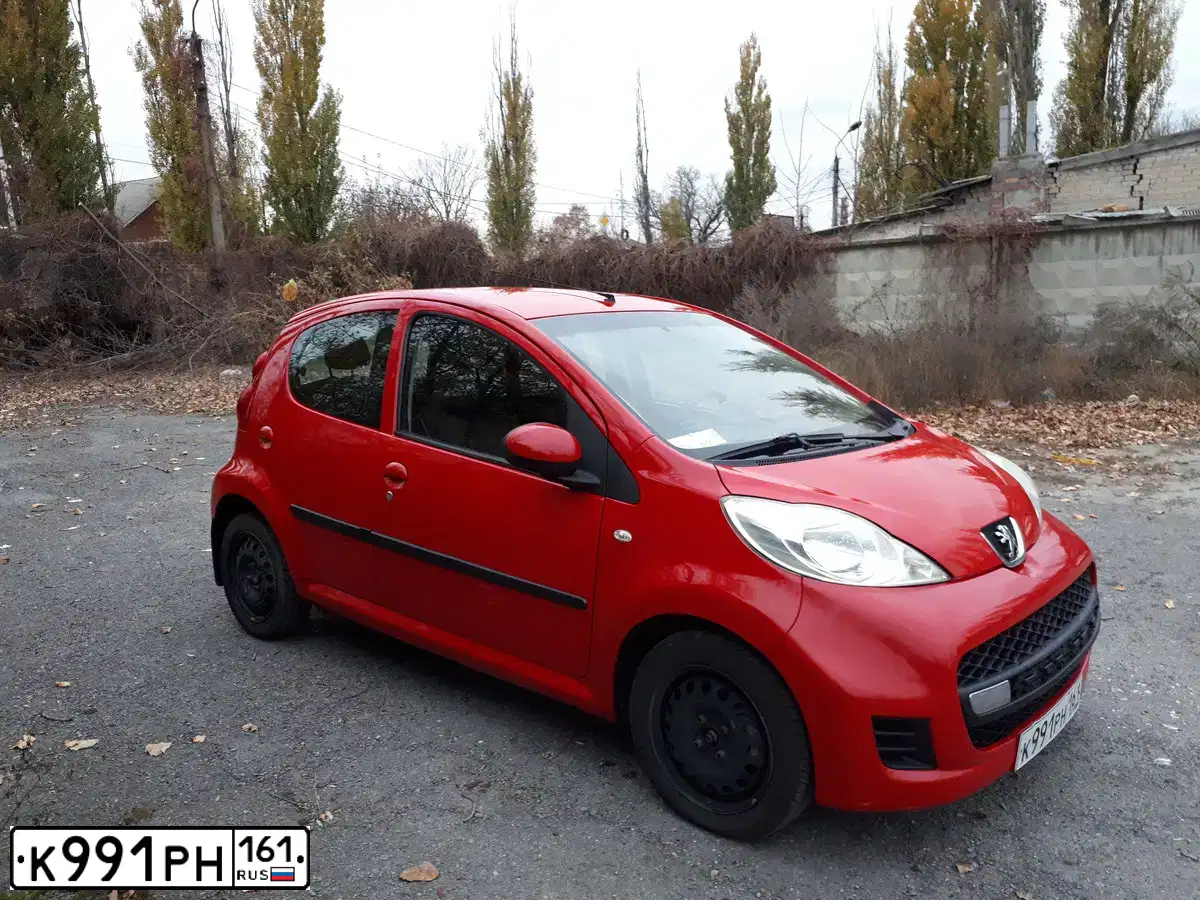 Фото автомобиля PEUGEOT 107, 2009 — госномер В390ЕО92. Цвет: Красный