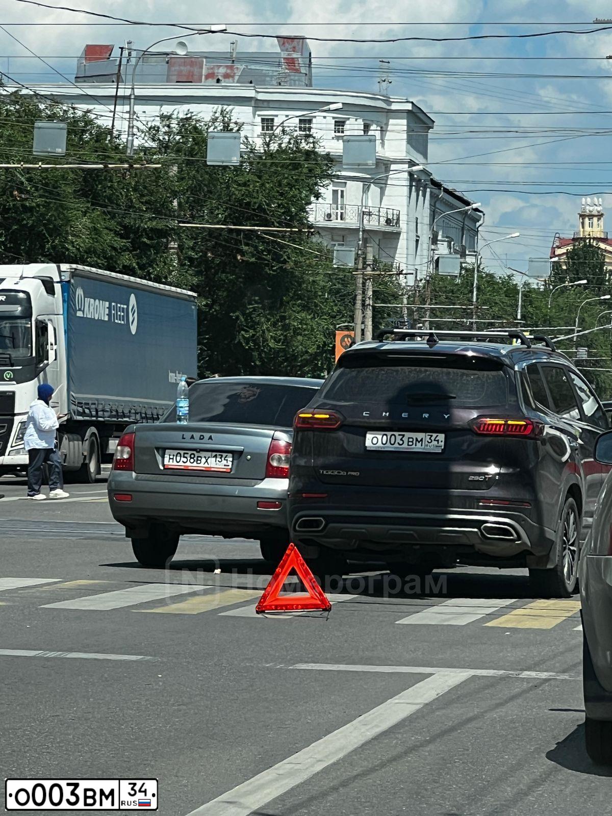 Фото автомобиля TOYOTA PRIUS, 2008 — госномер М637ЕН134. Цвет: СЕРЫЙ