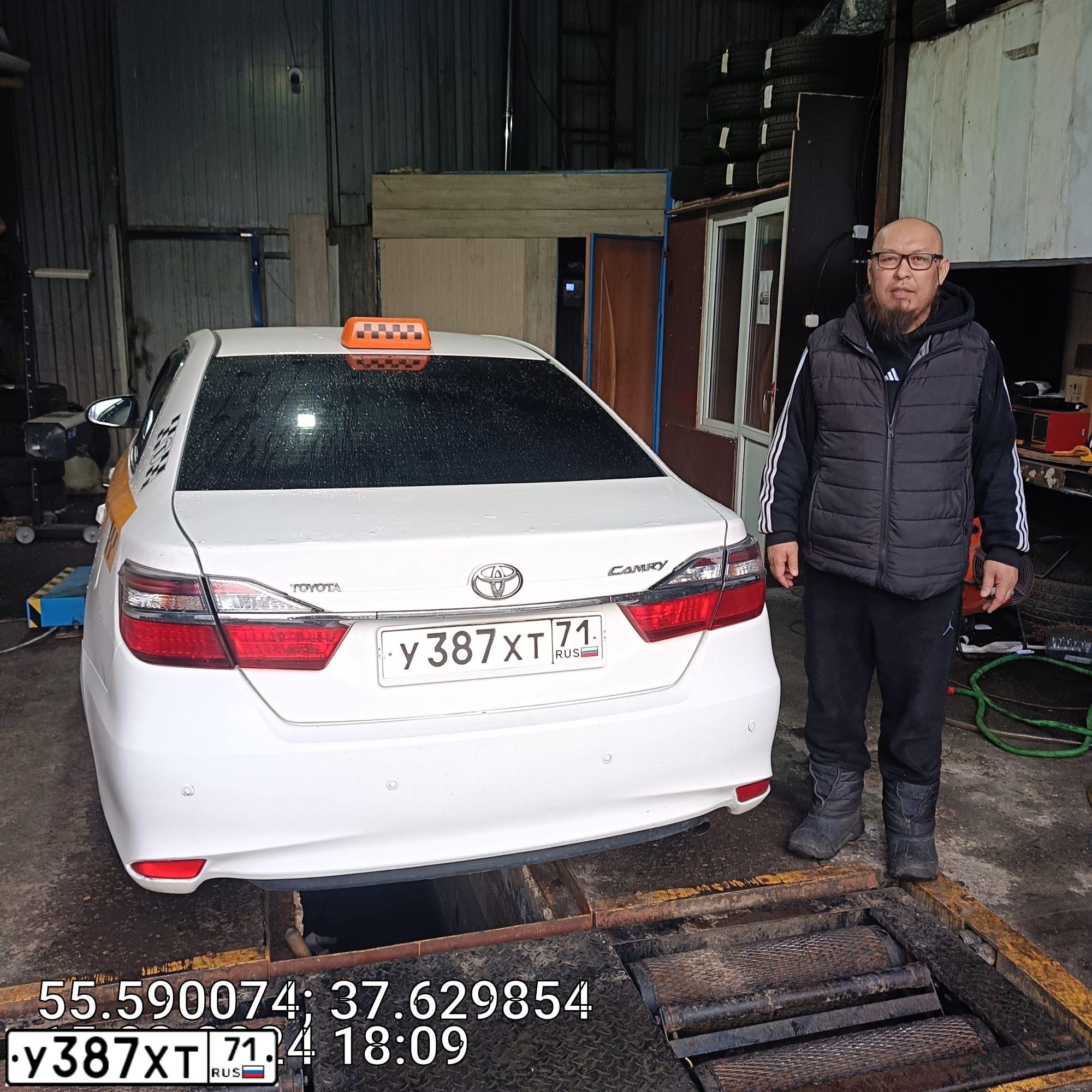 Фото автомобиля TOYOTA CAMRY, 2016 — госномер У387ХТ71. Цвет: БЕЛЫЙ-ЖЕЛТЫЙ-СЕРЫЙ