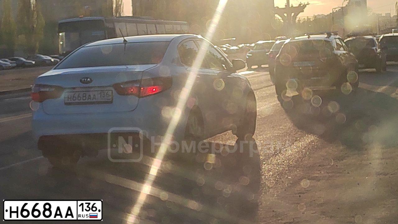 Фото автомобиля KIA RIO, 2015 — госномер Н668АА136. Цвет: БЕЛЫЙ