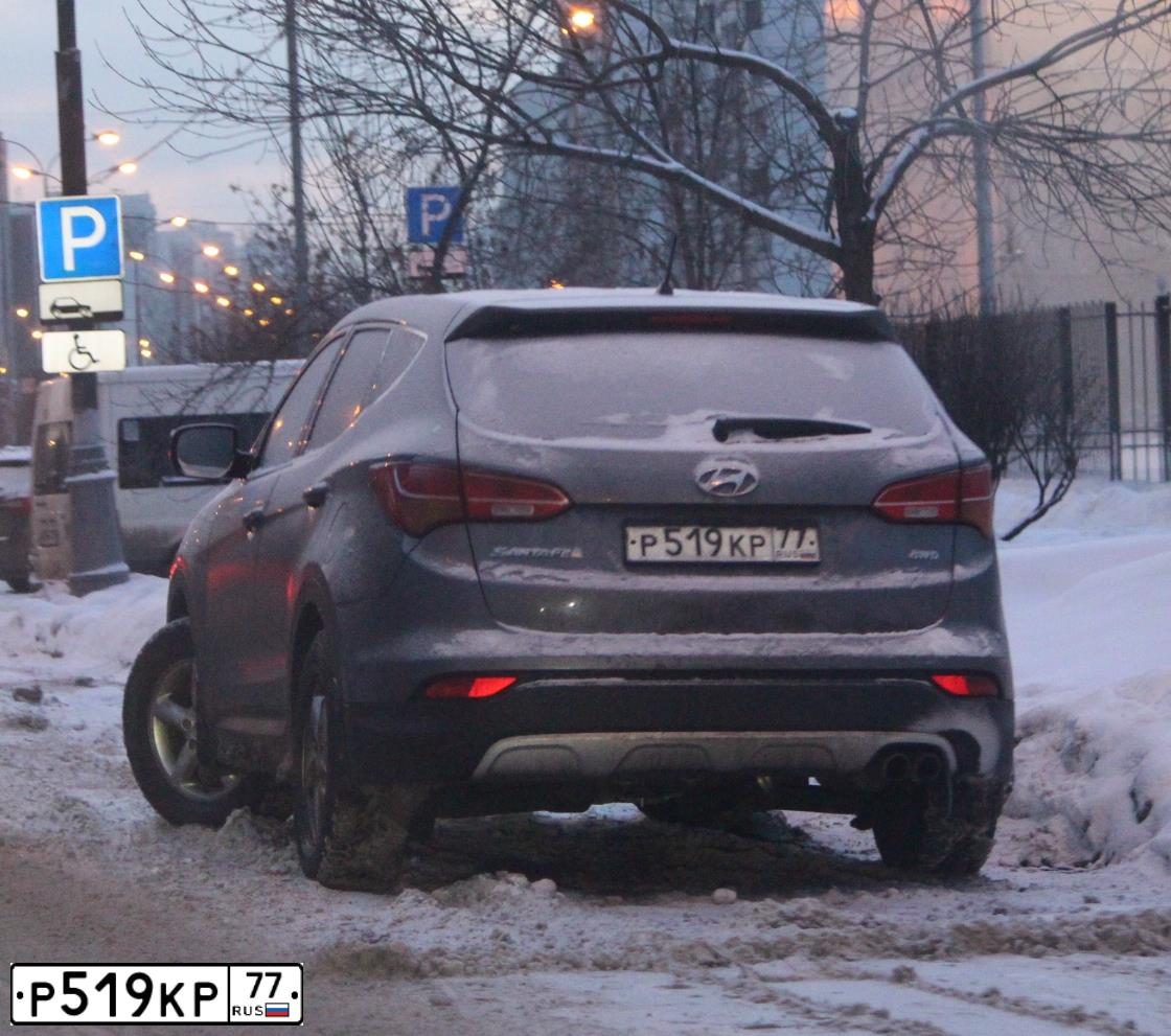 Фото автомобиля HYUNDAI SANTA FE, 2012 — госномер Р519КР77. Цвет: СЕРЫЙ