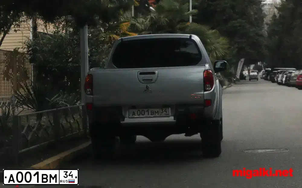 Фото автомобиля MITSUBISHI L 200, 2012 — госномер А001ВМ34. Цвет: СЕРЕБРИСТЫЙ