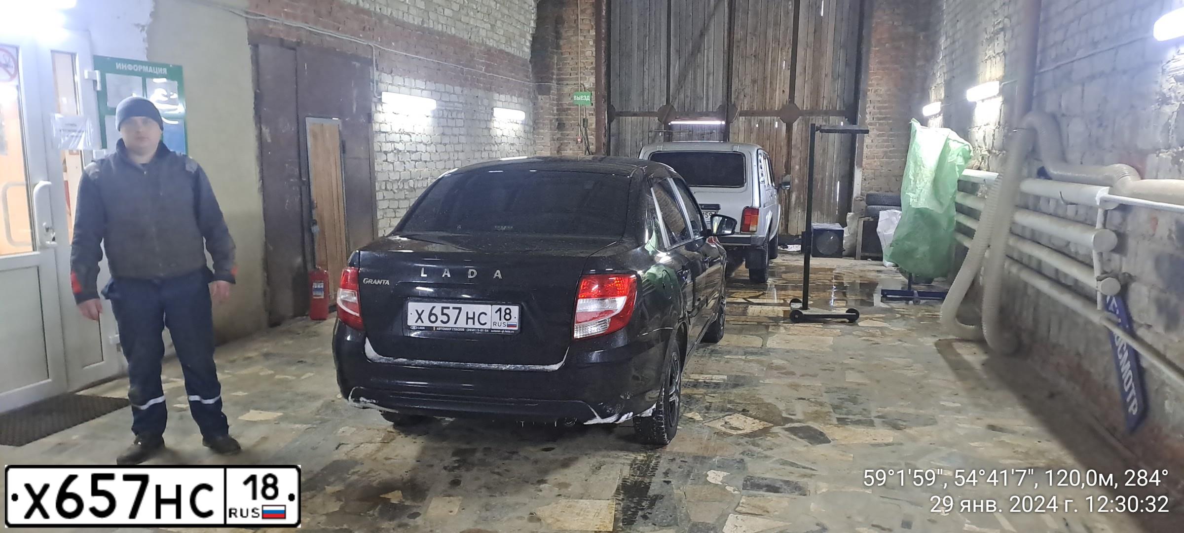 Фото автомобиля LADA 2190 GRANTA, 2019 — госномер Х657НС18. Цвет: ЧЕРНЫЙ