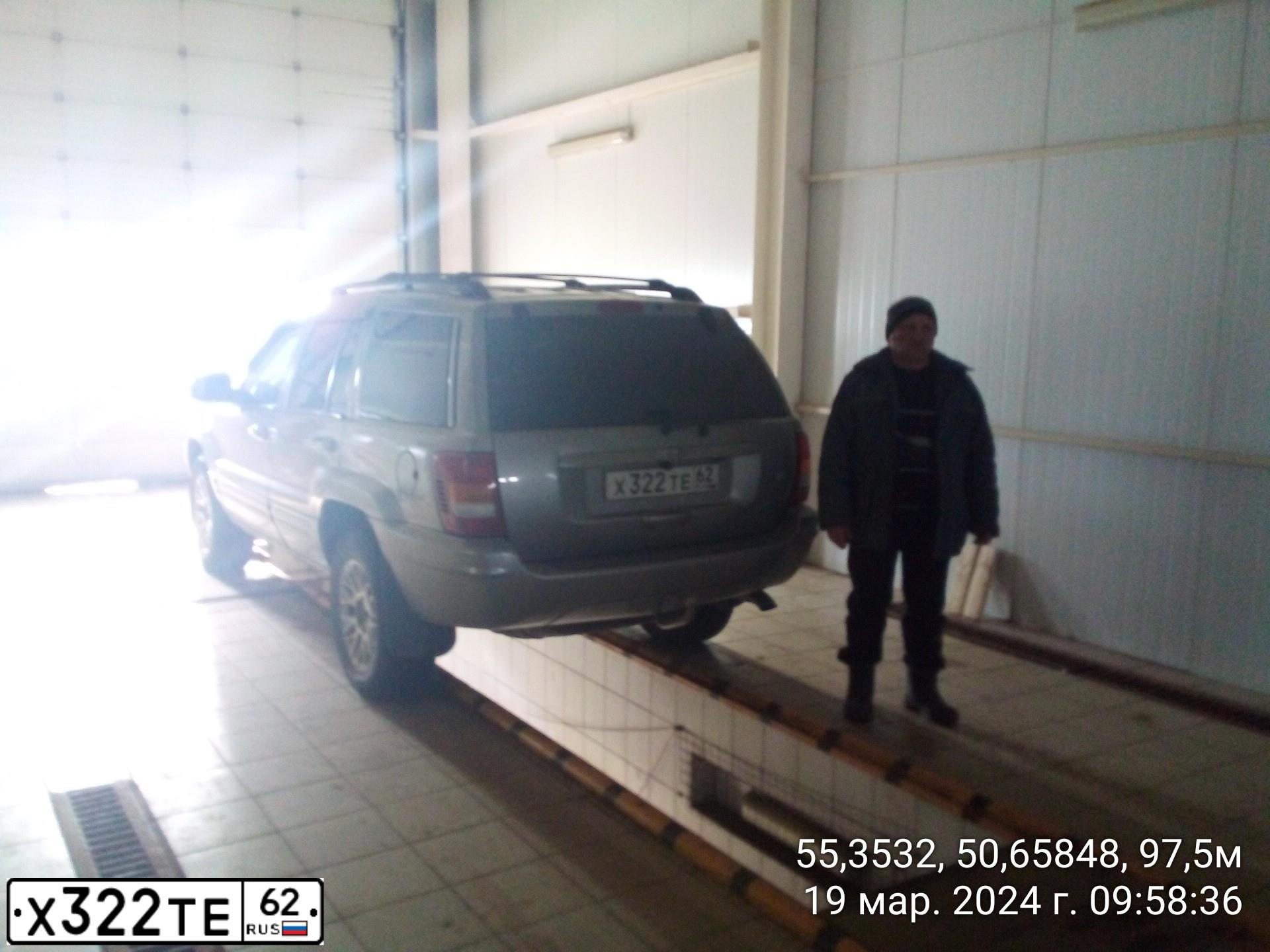 Фото автомобиля JEEP GRAND CHEROKEE, 2001 — госномер У044УМ97. Цвет: СЕРЫЙ