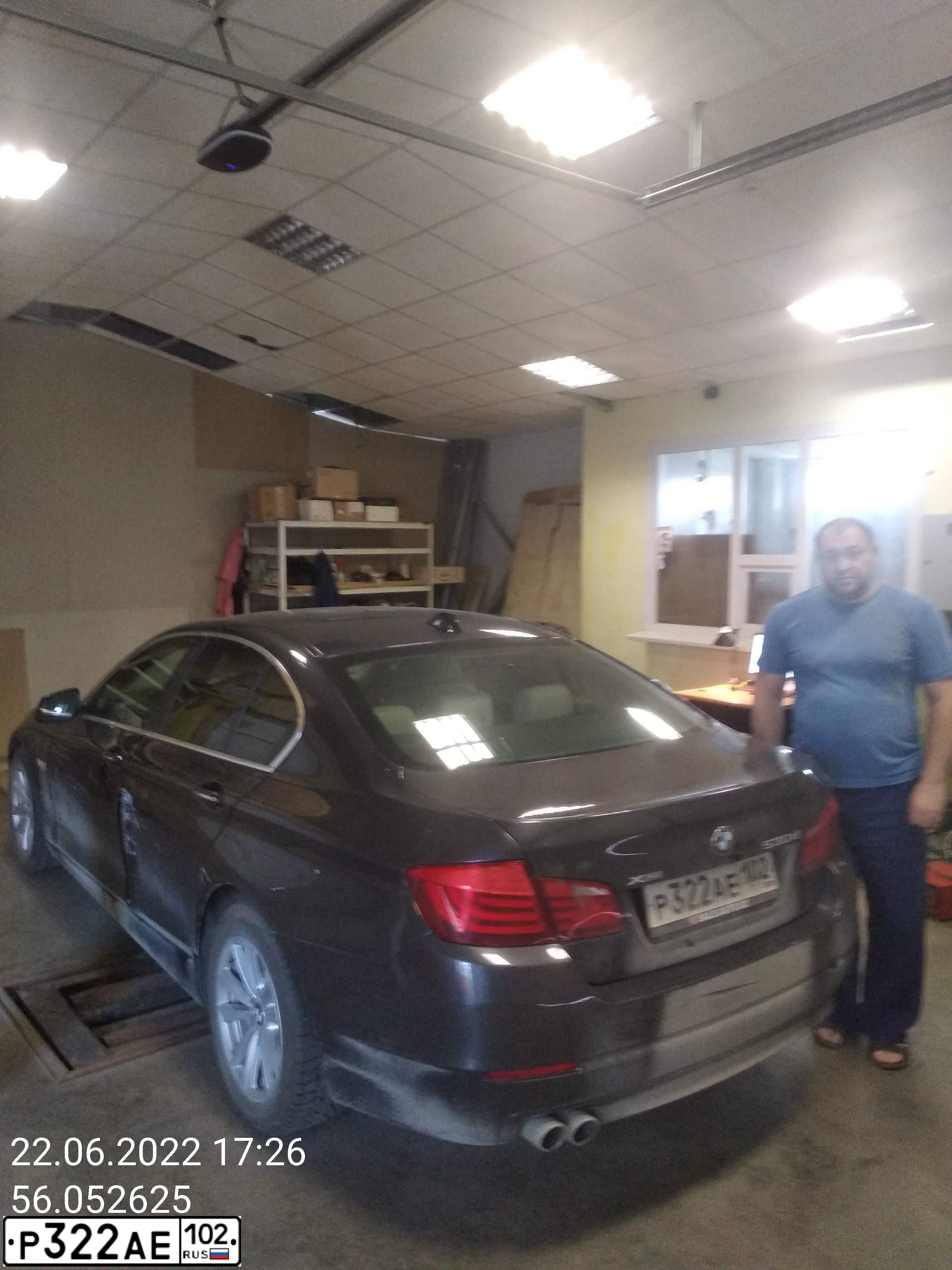 Фото автомобиля BMW SERIE 5, 2013 — госномер К852УК702. Цвет: темно-серый