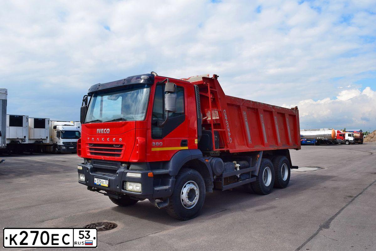 Фото автомобиля LADA LARGUS, 2014 — госномер К270ЕС53. Цвет: СЕРО-БЕЖЕВЫЙ МЕТАЛЛИК