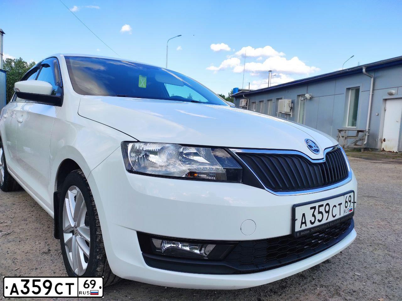 Фото автомобиля SKODA RAPID, 2017 — госномер А359СТ69. Цвет: Белый