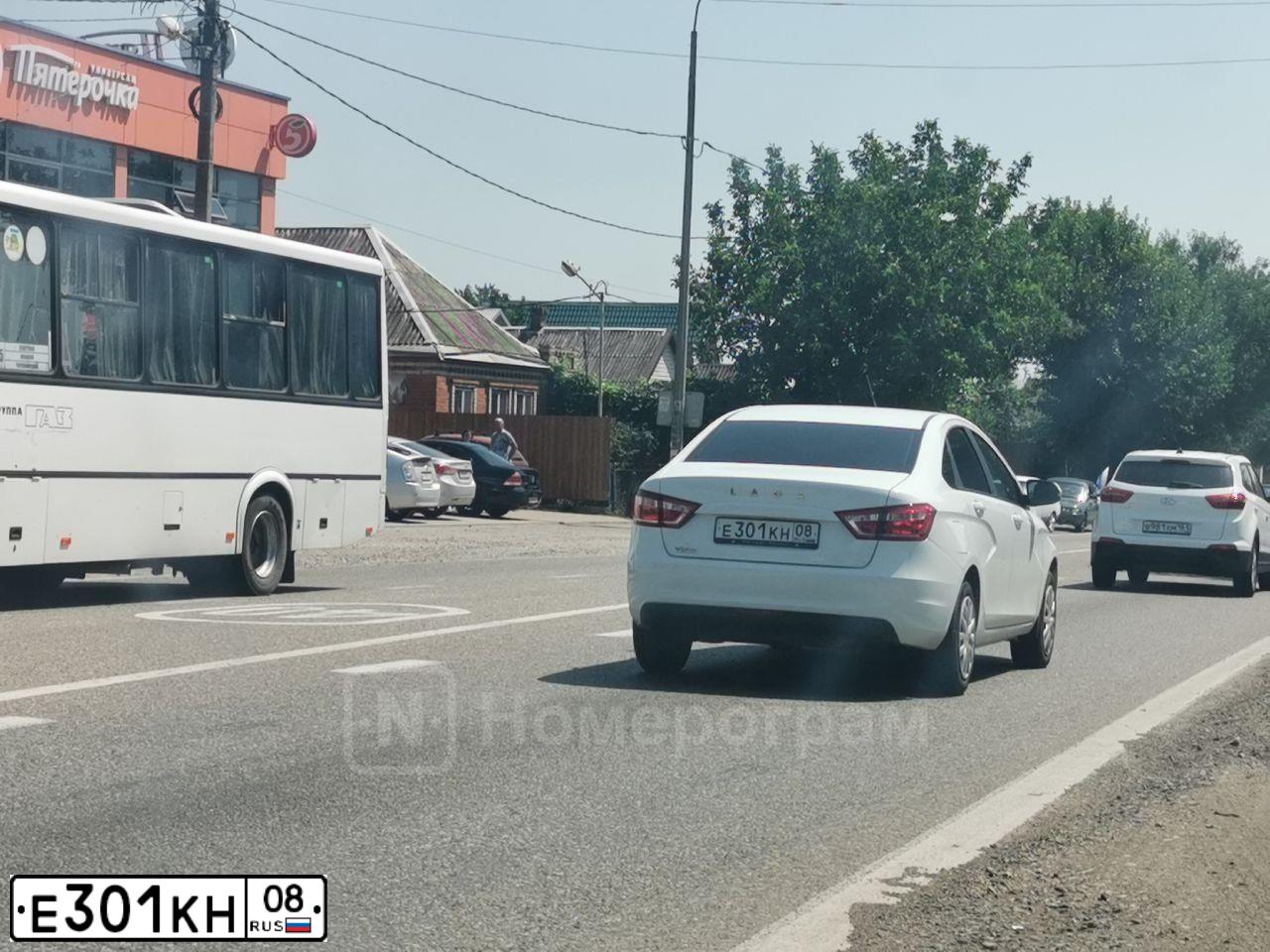 Фото автомобиля LADA VESTA, 2020 — госномер М988ХЕ164. Цвет: Белый