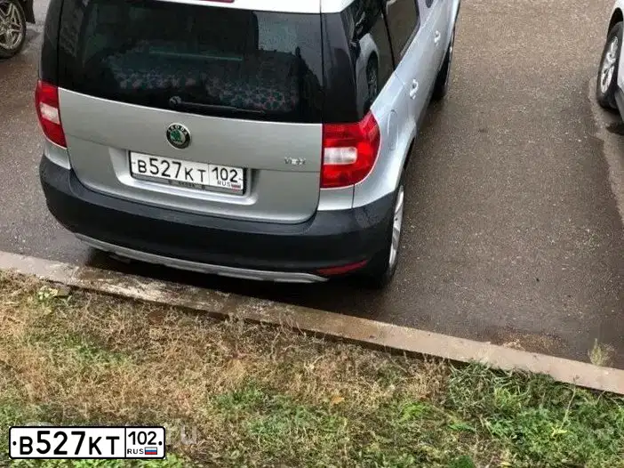 Фото автомобиля SKODA YETI, 2010 — госномер В527КТ102. Цвет: СЕРЕБРИСТЫЙ