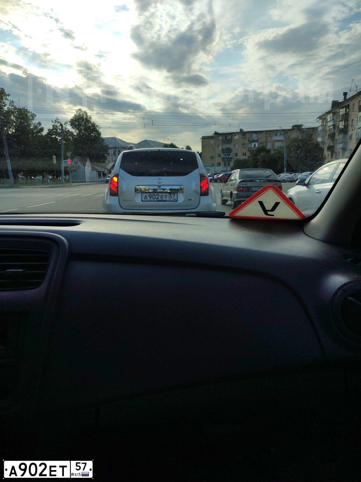 Фото автомобиля RENAULT DUSTER, 2016 — госномер А902ЕТ57. Цвет: СВЕТЛО СЕРЫЙ