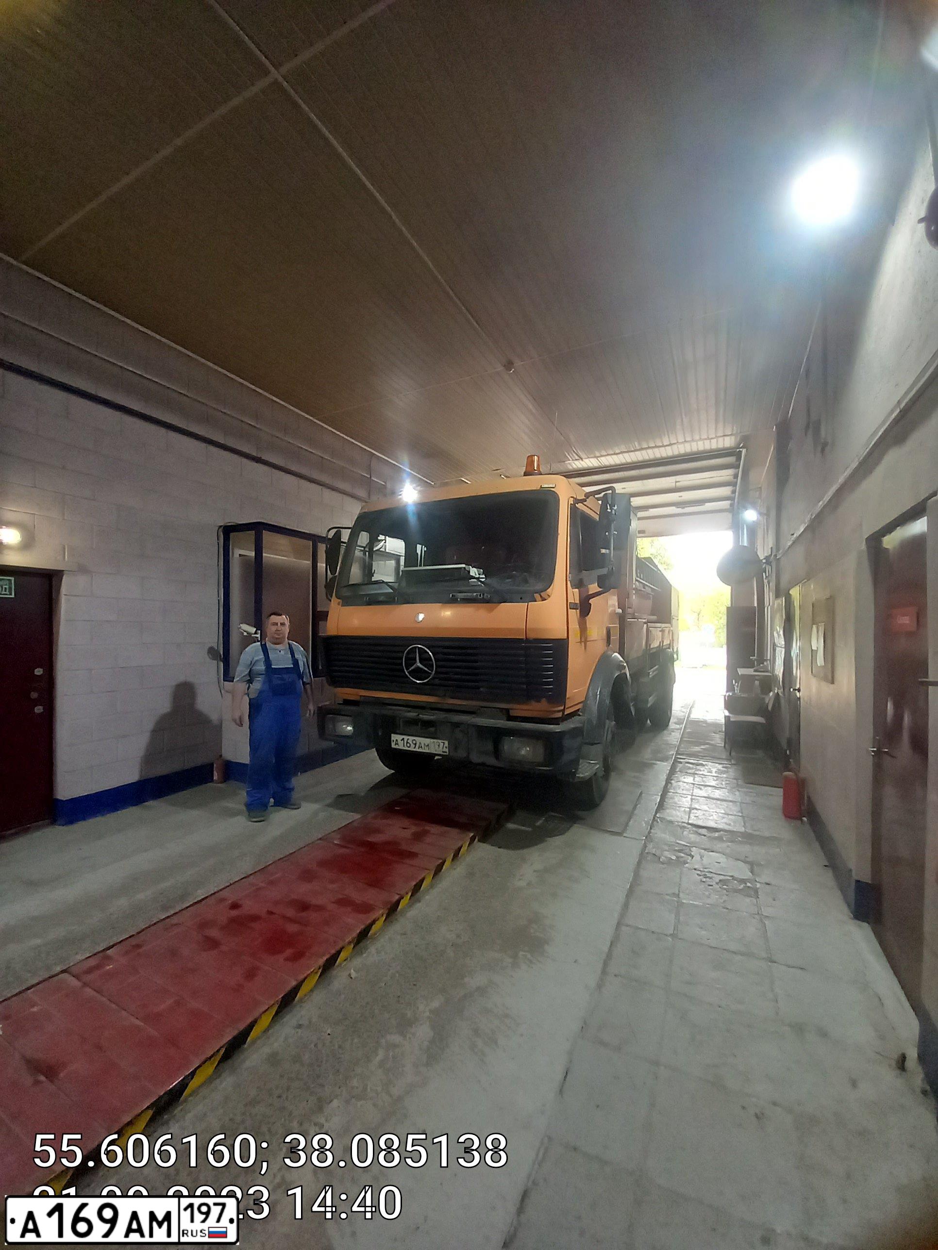 Фото автомобиля MERCEDES ACTROS, 1990 — госномер А169АМ197. Цвет: ОРАНЖЕВЫЙ