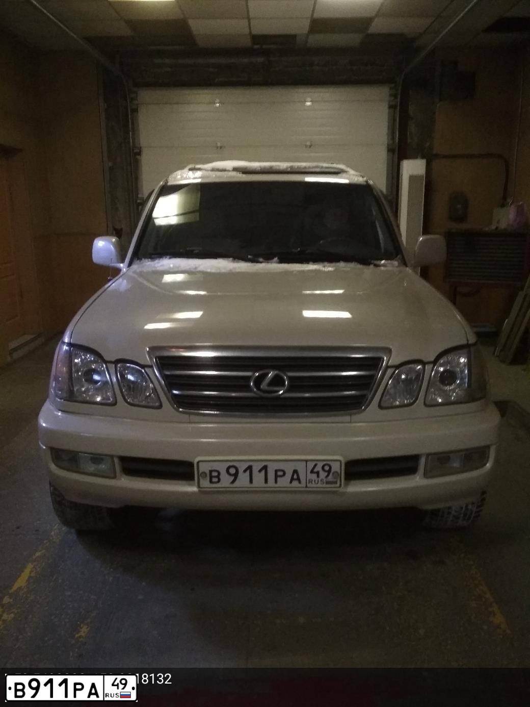 Фото автомобиля LEXUS LX, 2002 — госномер В911РА49. Цвет: Белый