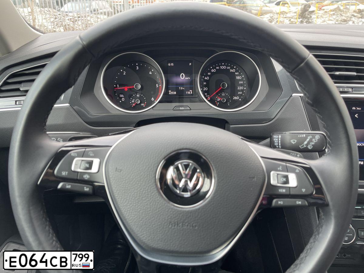 Фото автомобиля VOLKSWAGEN TIGUAN, 2018 — госномер Н147МВ193. Цвет: Белый