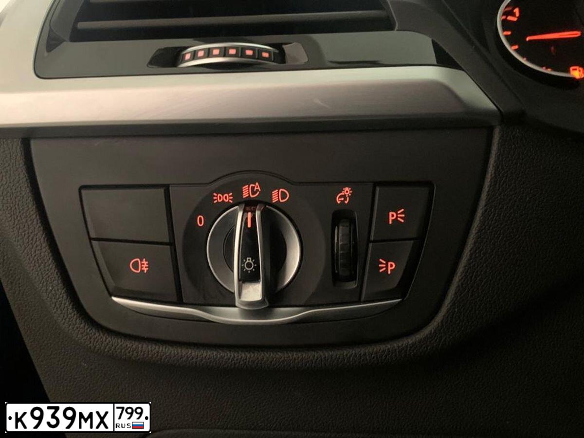 Фото автомобиля BMW X3, 2018 — госномер К939МХ799. Цвет: синий
