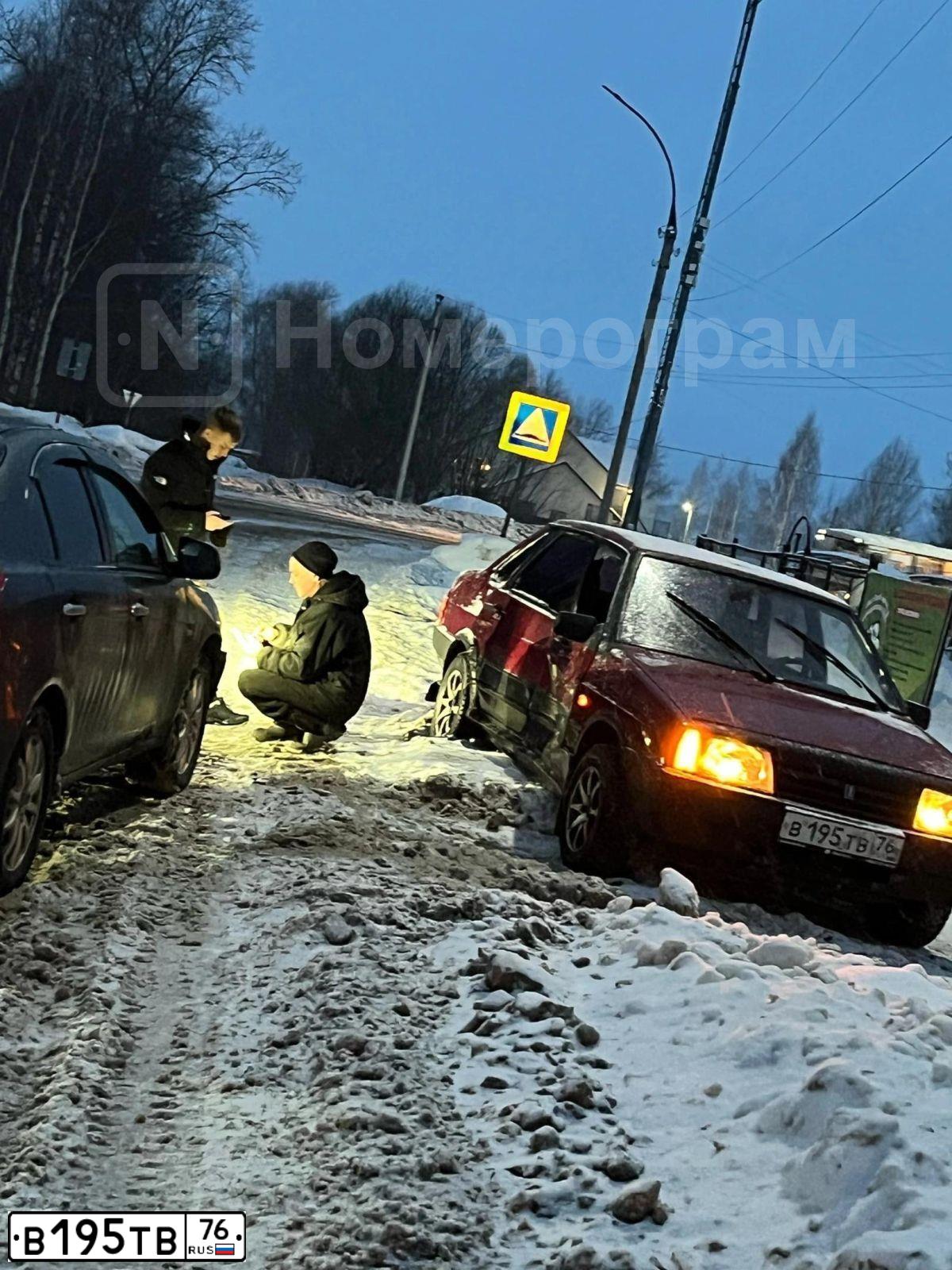 Фото автомобиля LADA 2109 SAMARA, 2000 — госномер В195ТВ76. Цвет: Красный