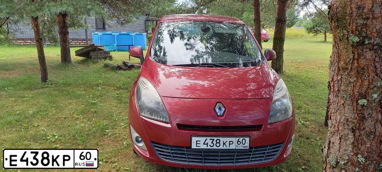Фото автомобиля RENAULT MEGANE /GRAND/ SCENIC, 2009 — госномер Е438КР60. Цвет: ВИШНЕВЫЙ