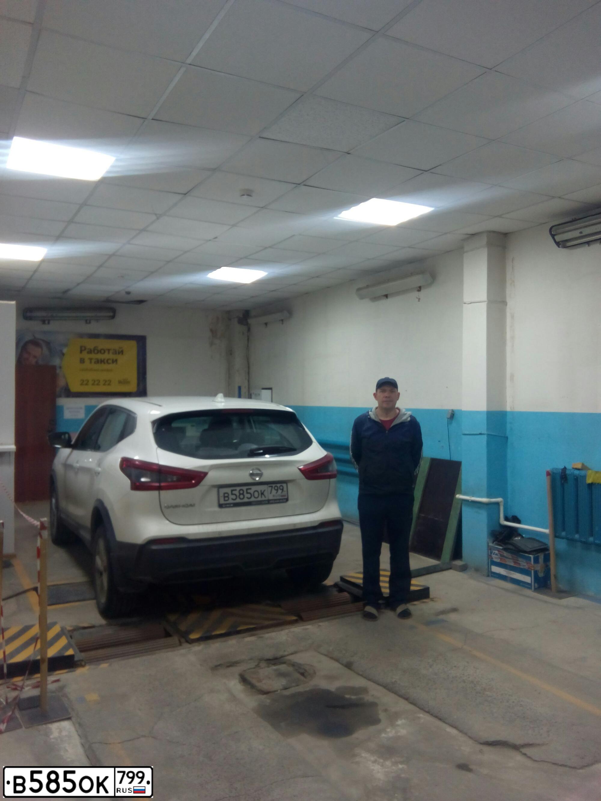 Фото автомобиля NISSAN QASHQAI, 2019 — госномер В585ОК799. Цвет: Белый
