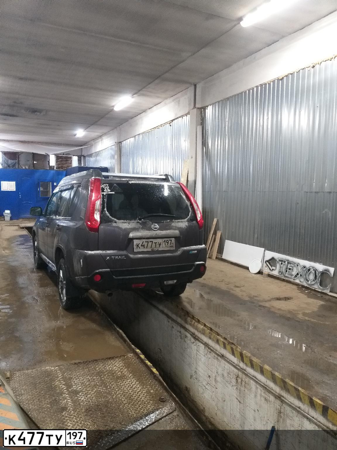 Фото автомобиля NISSAN X-TRAIL, 2010 — госномер Е453МР190. Цвет: Серый