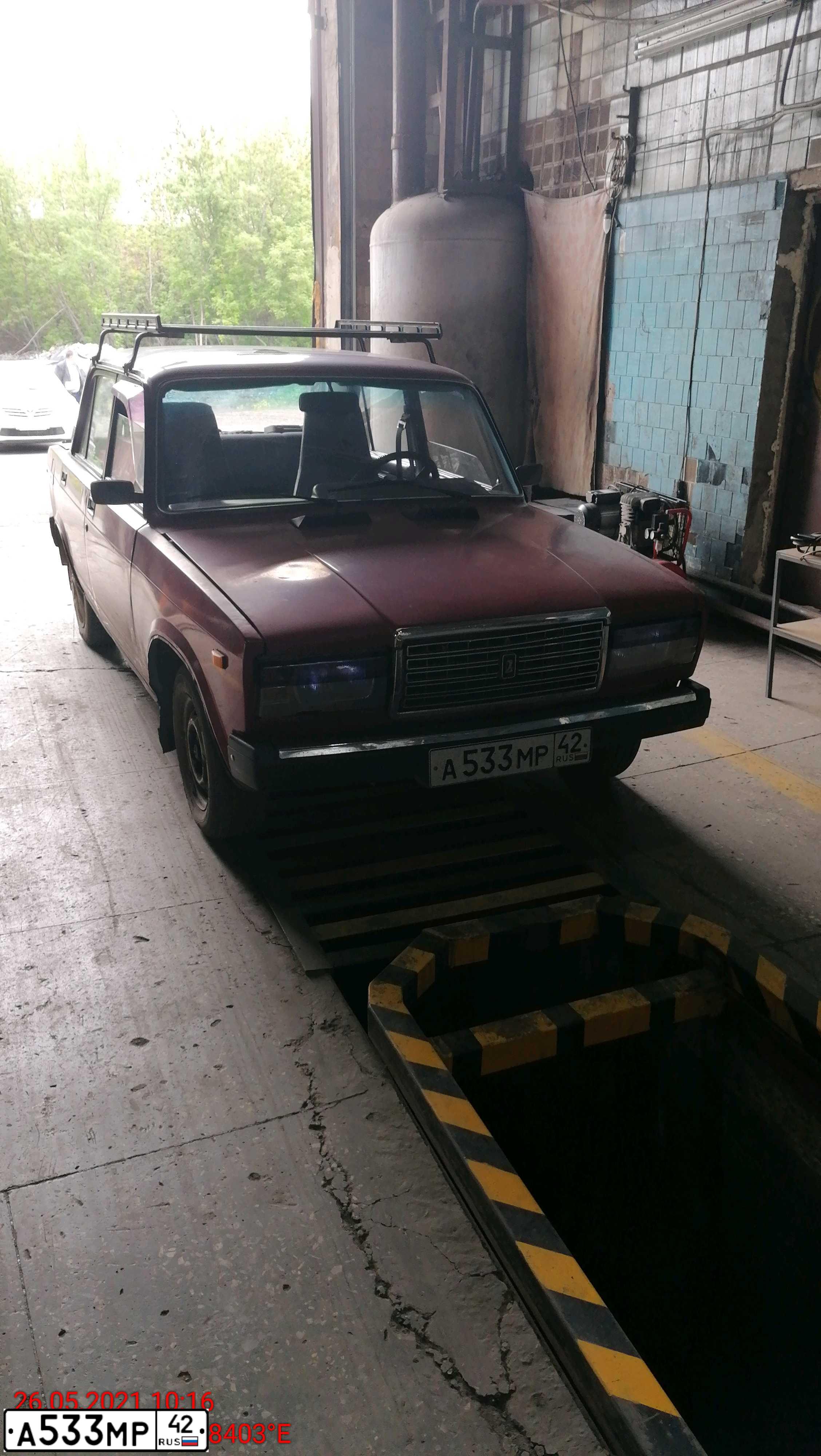 Фото автомобиля LADA 2107, 1992 — госномер А533МР42. Цвет: ВИШНЕВЫЙ