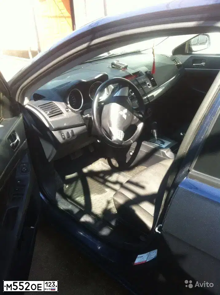 Фото автомобиля MITSUBISHI LANCER, 2008 — госномер М552ОЕ123. Цвет: СИНИЙ