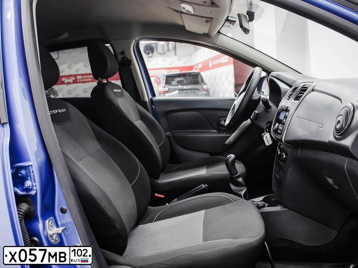 Фото автомобиля RENAULT SANDERO, 2018 — госномер Н585ХА774. Цвет: СВЕТЛО-СИНИЙ