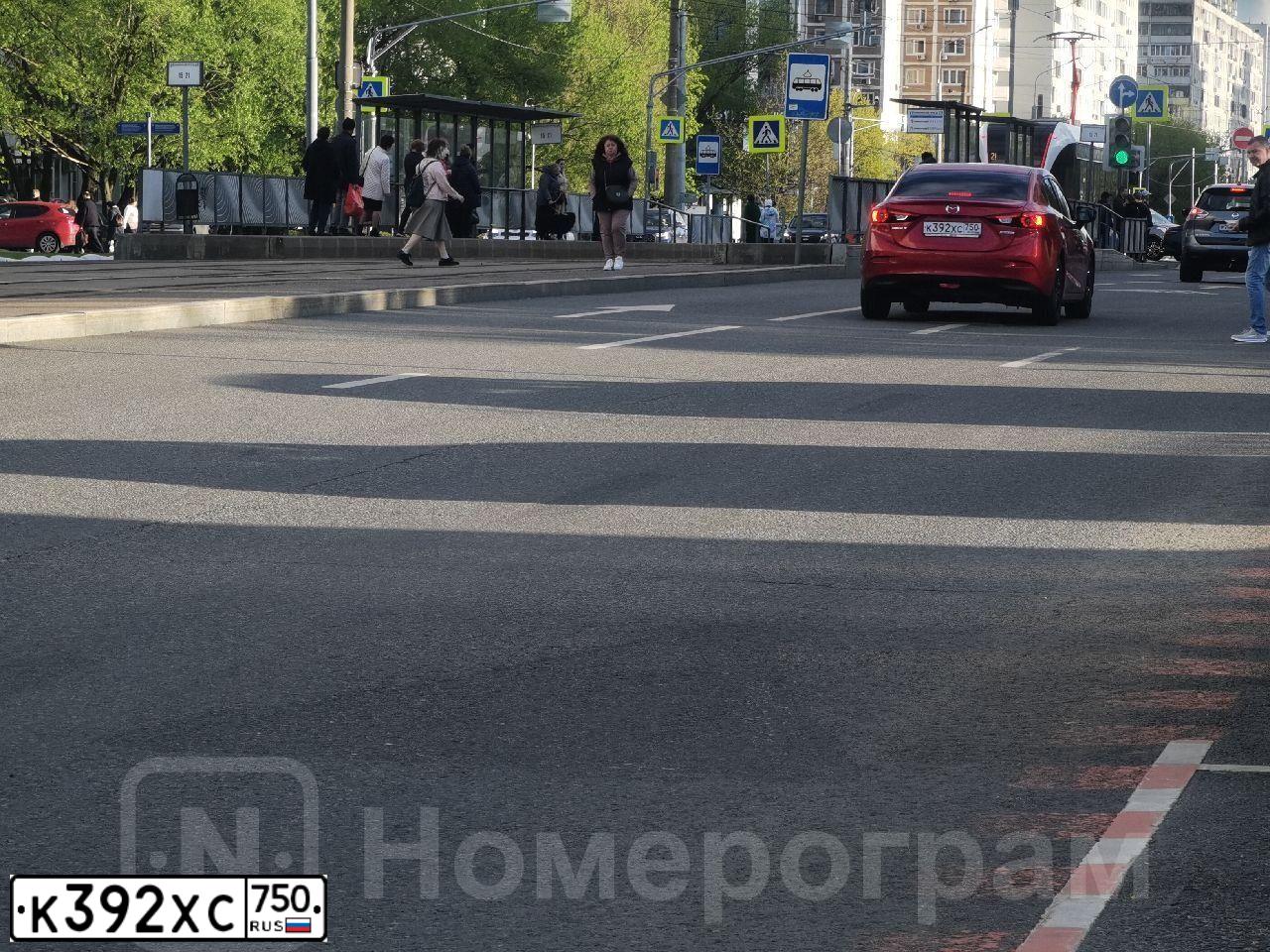 Фото автомобиля MAZDA 3, 2014 — госномер К392ХС750. Цвет: Красный