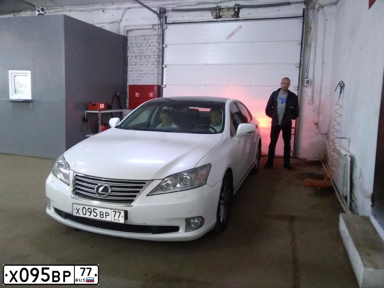 Фото автомобиля LEXUS ES, 2010 — госномер Х095ВР77. Цвет: ПЕРЛАМУТРОВО-БЕЛЫЙ
