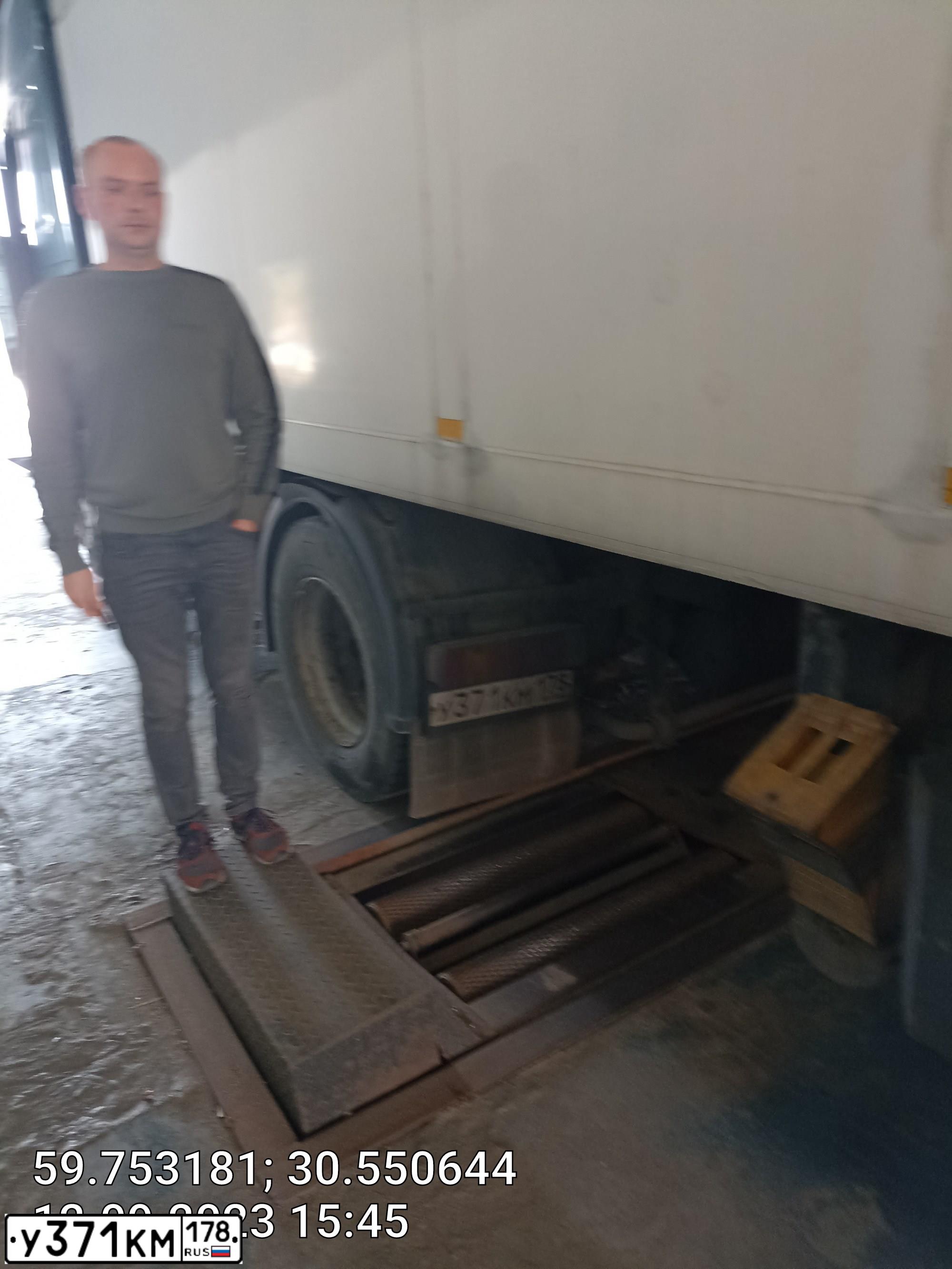 Фото автомобиля VOLVO SERIE FH /4X2/, 1998 — госномер У371КМ178. Цвет: ЗЕЛЕНЫЙ