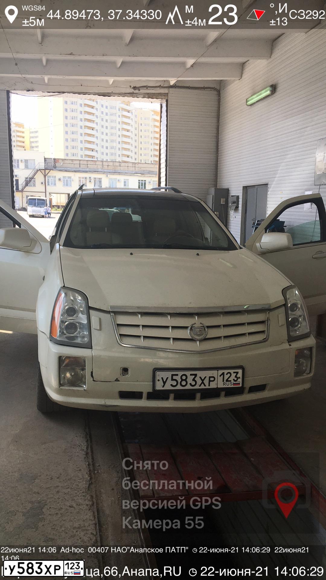 Фото автомобиля CADILLAC SRX, 2004 — госномер А678УЕ123. Цвет: Белый