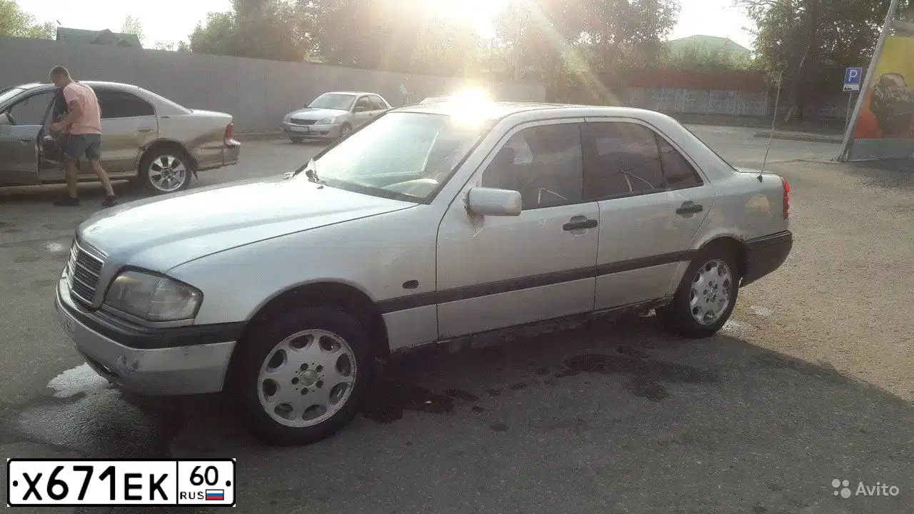 Фото автомобиля MERCEDES C-KLASSE, 1995 — госномер Х671ЕК60. Цвет: серебристый