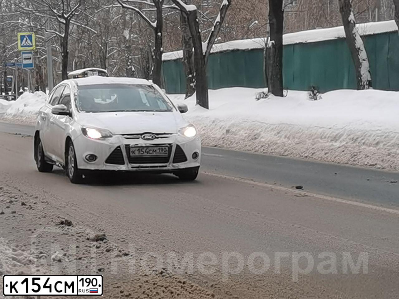 Фото автомобиля FORD FOCUS, 2011 — госномер К154СМ190. Цвет: БЕЛЫЙ