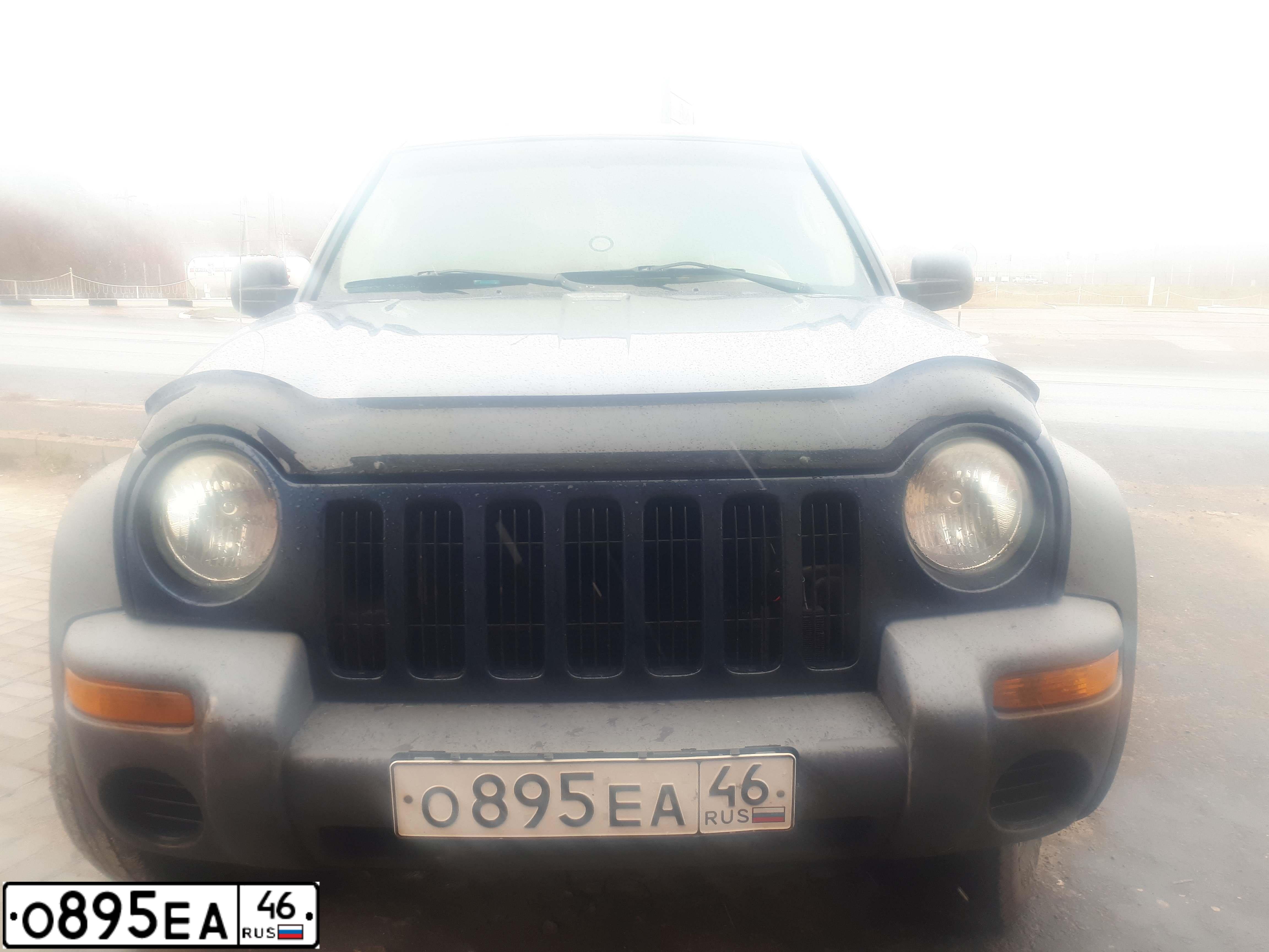 Фото автомобиля JEEP LIBERTY, 2003 — госномер О895ЕА46. Цвет: ТЕМНО-СИНИЙ